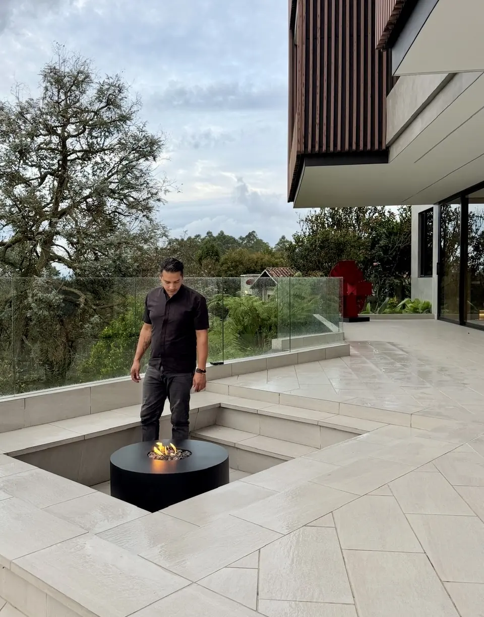 Mesa de fuego circular a gas en terraza