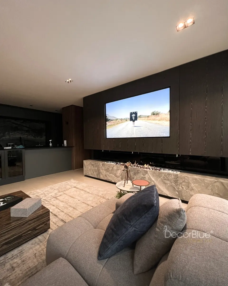 Chimenea prediseñada en una sala moderna