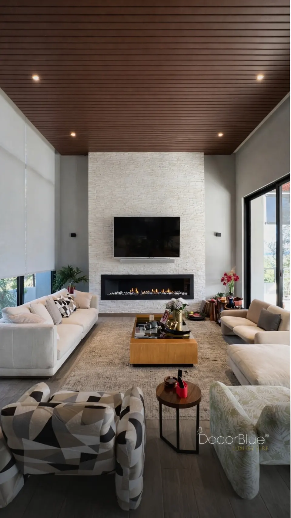 Chimenea prediseñada en una sala moderna